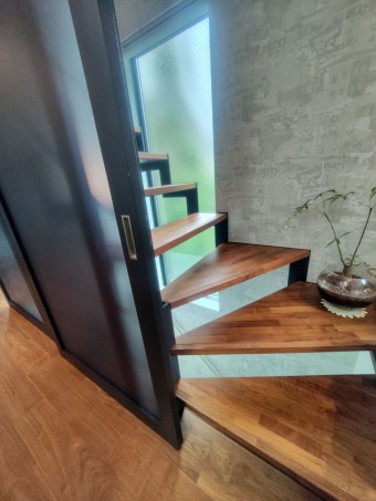 おしゃれな階段間仕切りで夏も冬も快適！目隠し効果でプライバシーと開放感を両立　目黒区W様邸